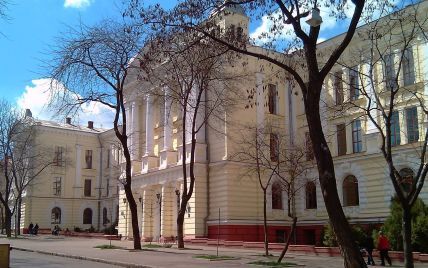 Скандал навколо Одеського медуніверситету: під будівлею знову відбулися сутички