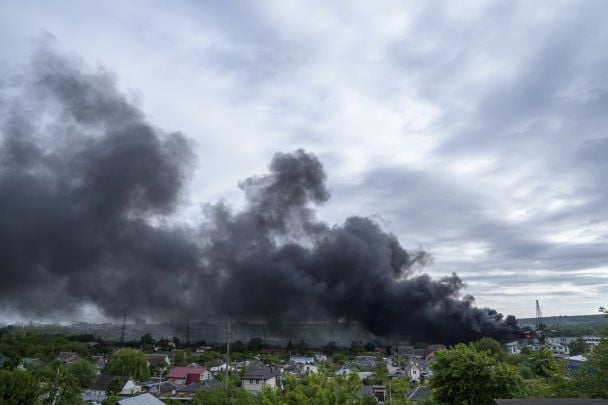 В Харькове россияне сбросили авиабомбу на здание медучреждения: есть жертвы