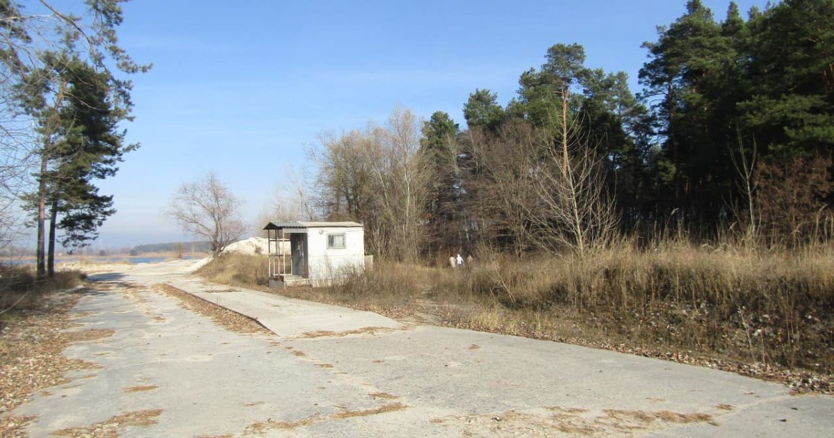 Під Києвом річку Стугну забруднено викидами пічних матеріалів: фото