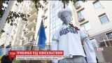 Активисты сожгли чучело Путина под российским консульством в Одессе