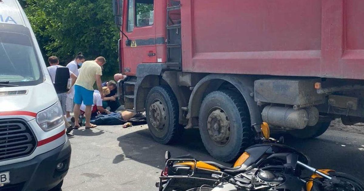 Во Львове погиб мотоциклист после столкновения с грузовиком^ фото, видео