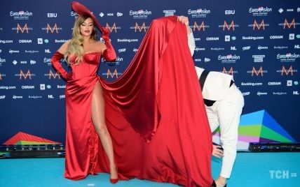 В красном платье с разрезом до бедра: участница "Евровидения" из Албании произвела фурор откровенным образом