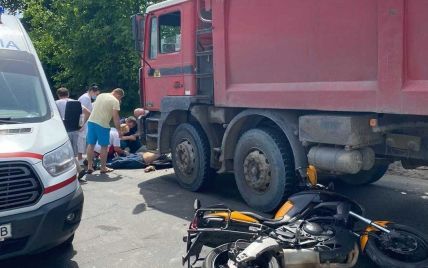 Во Львове погиб мотоциклист после столкновения с грузовиком^ фото, видео