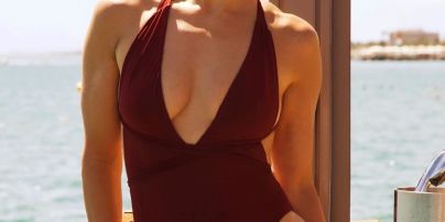 В купальнику з відвертим декольте: Дженніфер Лопес похизувалася сексуальною фігурою