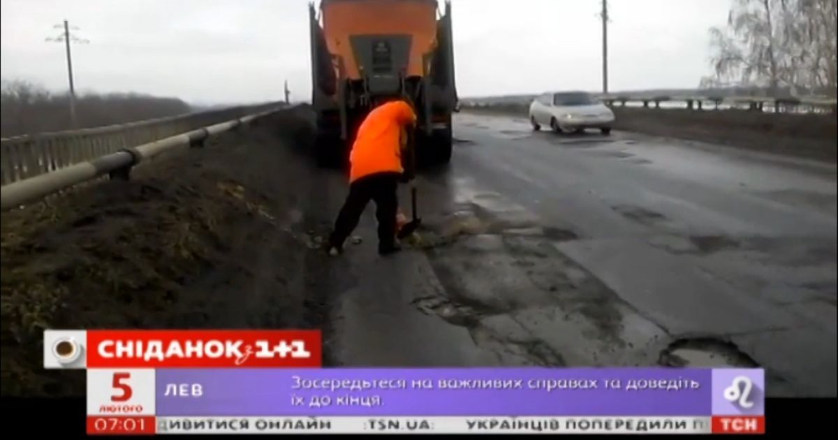 Российский ремонтник залатал дыры снегом и мусором