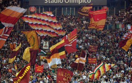 Яйцями по "вовках": вболівальники "Роми" принизили своїх футболістів після вильоту з Кубка Італії