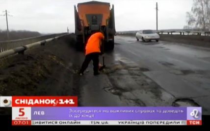 Юзеров подорвало видео из РФ, где изобретательный ремонтник латает дыры на дороге снегом и мусором