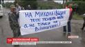 Жителі селища Возсіятське ночують на трасі і не припиняють блокувати дорогу "Кропивницький-Миколаїв"