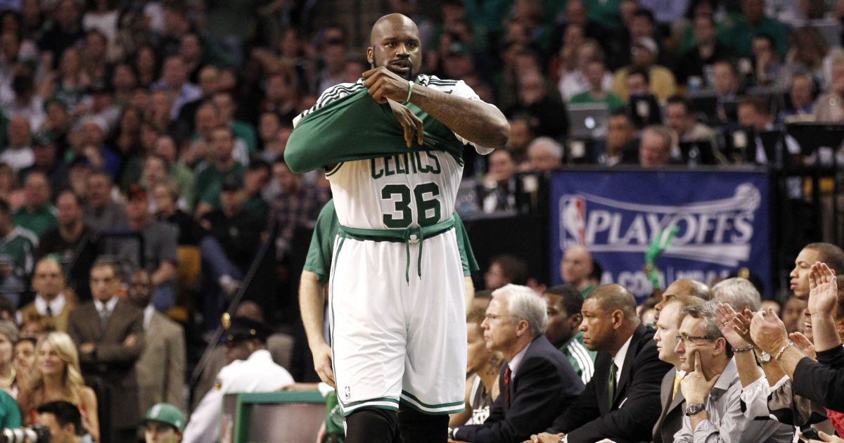 Разломал стол и бросил соперника с высоты на пол: легендарный Шакил О'Нил провел бой в реслинге (видео)