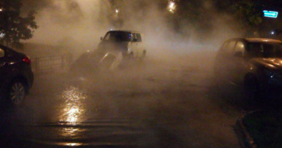 У Санкт-Петербурзі десятки машин затопило гарячою водою