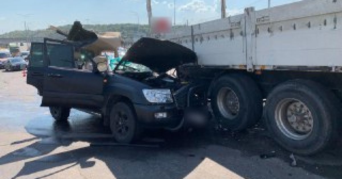 У Києві на Наддніпрянському шосе зіштовхнулись Toyota Land Cruiser та вантажівка Daf: є загиблий