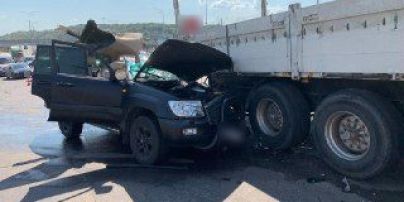В Киеве на Надднепрянском шоссе столкнулись Toyota Land Cruiser и грузовик Daf: есть погибший