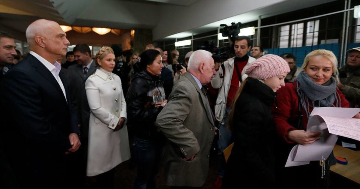 Юлия Тимошенко с мужем стоит в очереди за бюллетенями