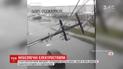 Электростолбы упали на авто во время движения и разбили его