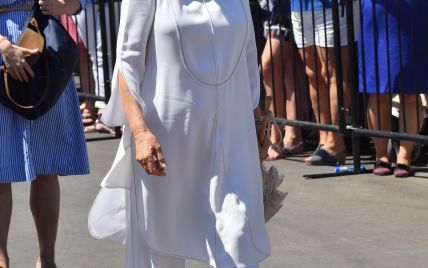Снова в белой тунике: герцогиня Корнуольская на очередном мероприятии в рамках королевского тура