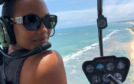 Пляж, водоспад і політ на вертольоті: "ангел" Лаіс Рібейро показала нові знімки з відпочинку