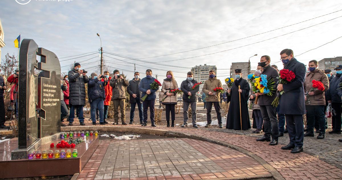 Шестая годовщина обстрела Мариуполя с "Градов": в городе почтили память погибших