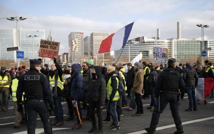 В Париже продолжают протестовать против пенсионной реформы: что думают местные и туристы