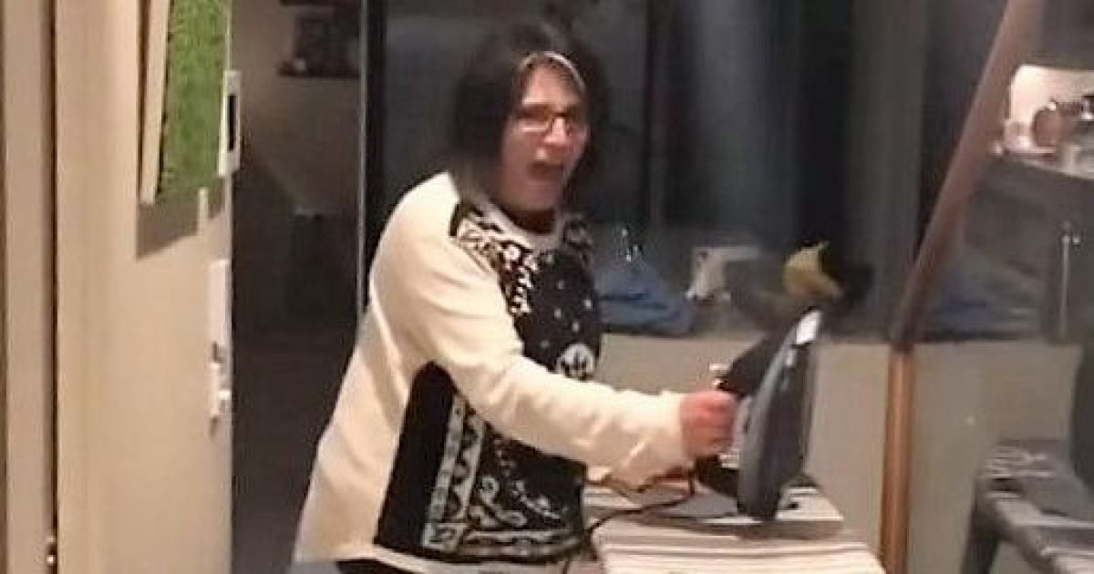 Сеть делится забавным видео, в котором мать раз за разом неистово кричит с перепугу за сына