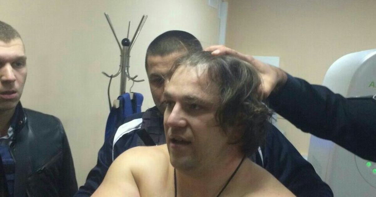 Підозрюваний у вбивстві поліцейських жаліється в лікарні на незручний браслет на нозі