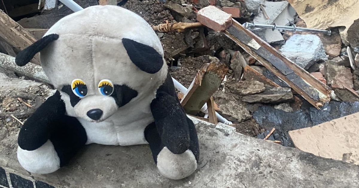 Іграшка з розбитого ракетою дитячого садочка в Курахово