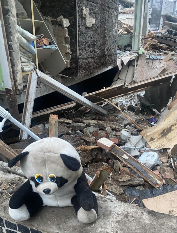 Іграшка з розбитого ракетою дитячого садочка в Курахово