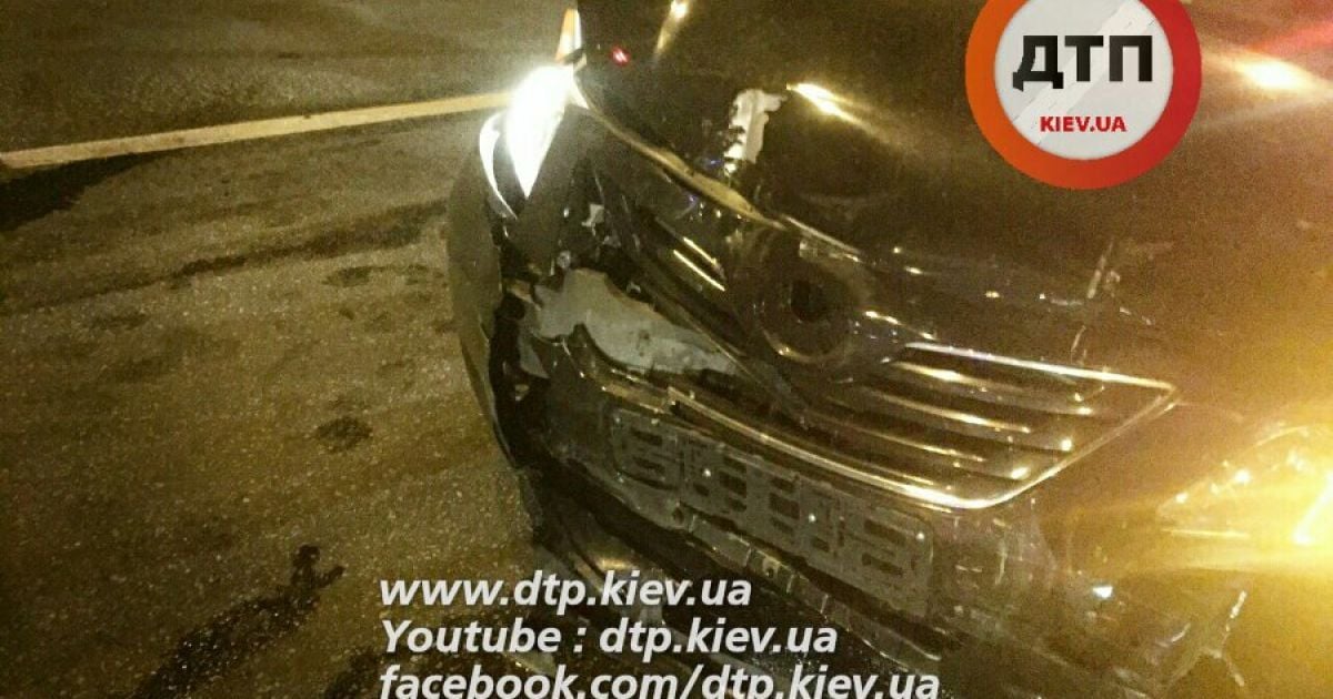 В Киеве пьяный водитель Toyota влетел в авто с детьми