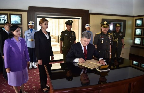Петро Порошенко зробив запис у Книзі співчуття / © Сайт президента України