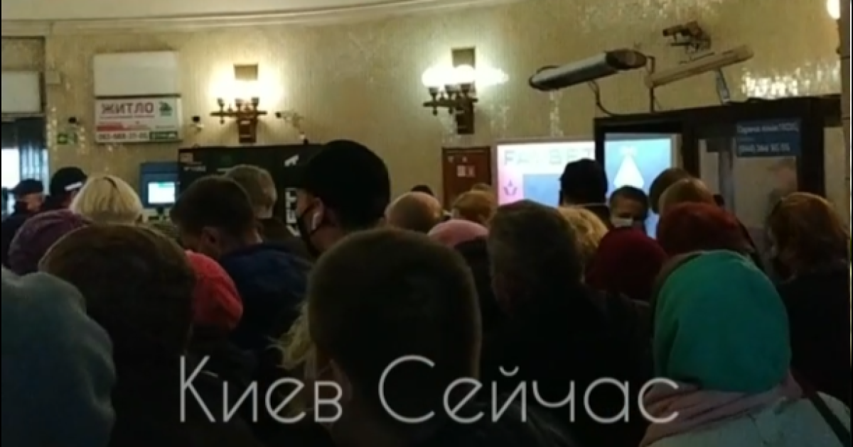 У  Києві на станції метро "Арсенальна" сталися сутички між пасажирами у черзі