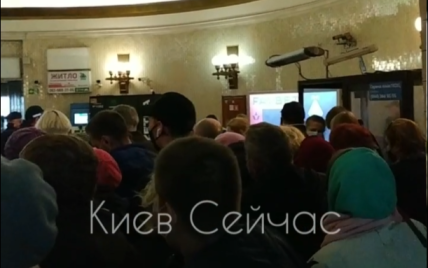 В Киеве на станции метро "Арсенальная" произошли столкновения между пассажирами в очереди