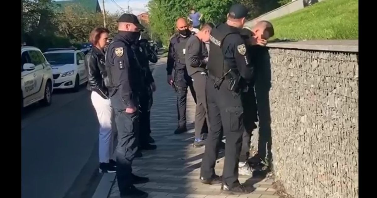Угрозы и задержания: в Киеве из-за громкой музыки на улице произошел конфликт между подростками и полицией