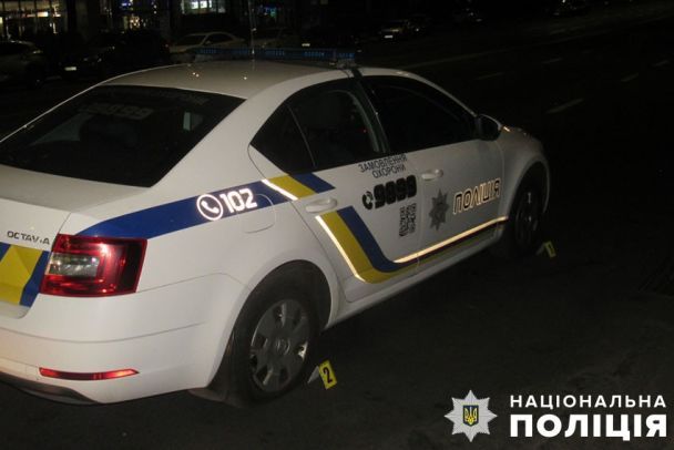 В Киеве двое 22-летних парней повредили полицейский автомобиль / Фото: Полиция Киева / Facebook