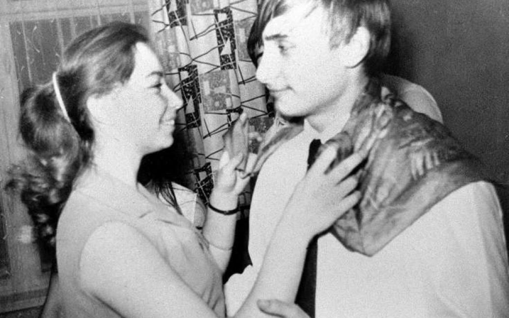 Путин танцует со своей одноклассницей Еленой во время вечеринки в Санкт-Петербурге (1970) / © time.com
