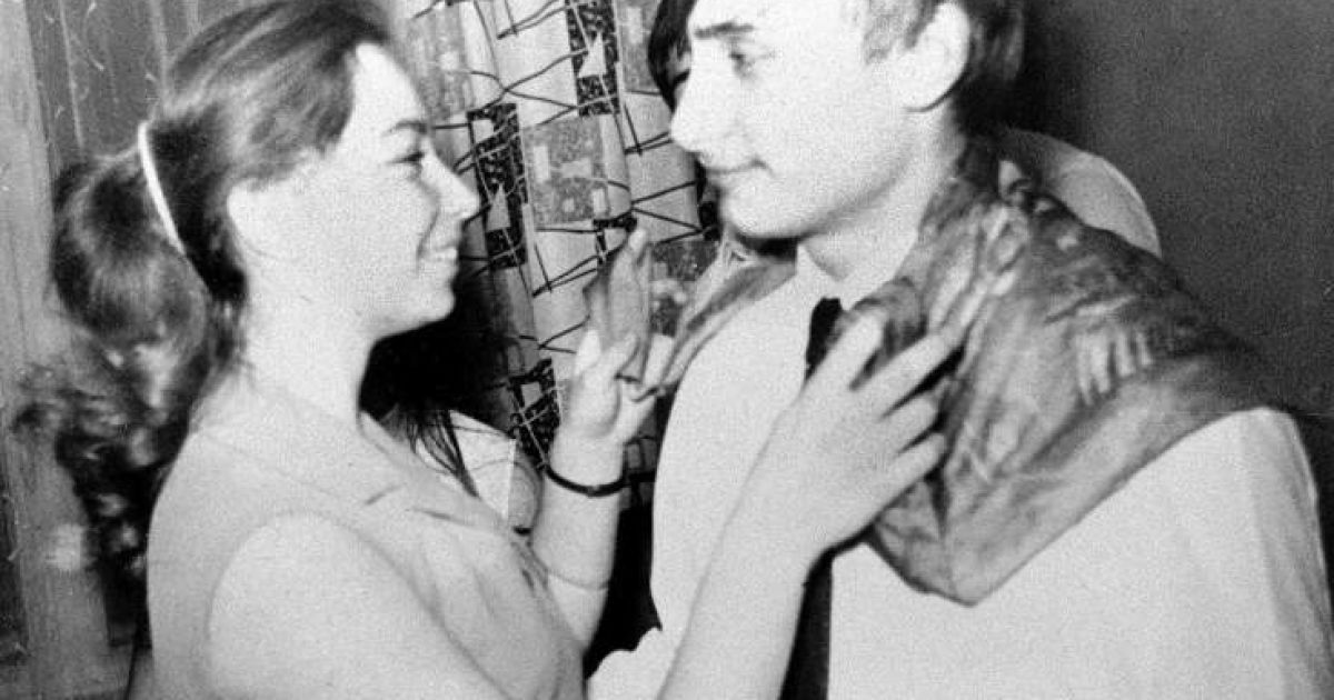 Путін танцює зі своєю однокласницею Оленою під час вечірки в Санкт-Петербурзі (1970)