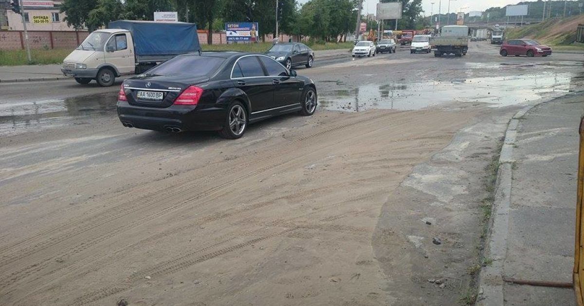 Горячей водой залило дорогу / © Фото Ивана Воробьева/ТСН