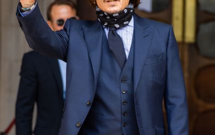 В костюме-тройке и с банданой: стильный Джонни Депп в объективах лондонских папарацци