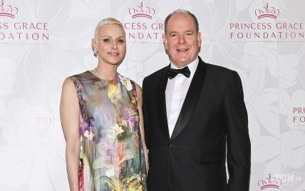 В платье с цветочным принтом и с особым украшением на шее: княгиня Шарлин на церемонии Princess Grace Awards