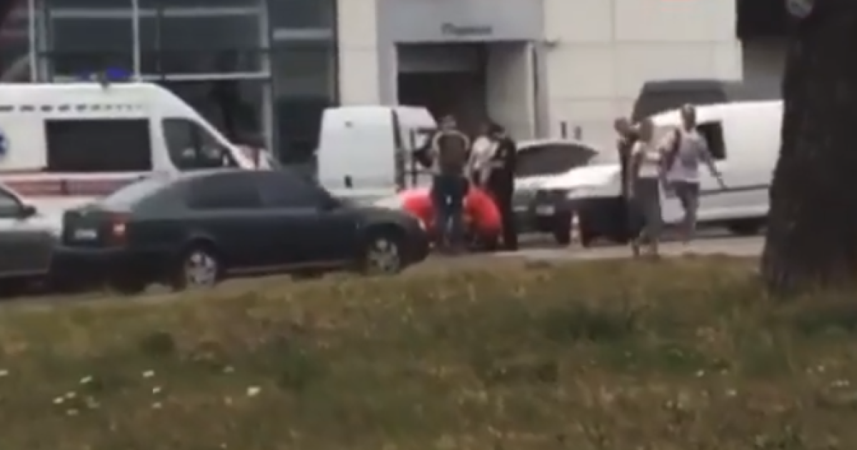 В Киеве на пешеходном переходе авто сбило девушку