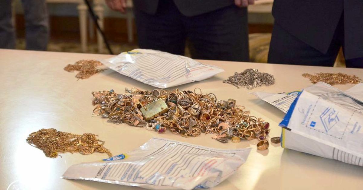 Милиция передала украденное золото