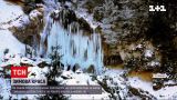 В Румынии туристы массово съезжаются полюбоваться замерзшими водопадами | Новости мира