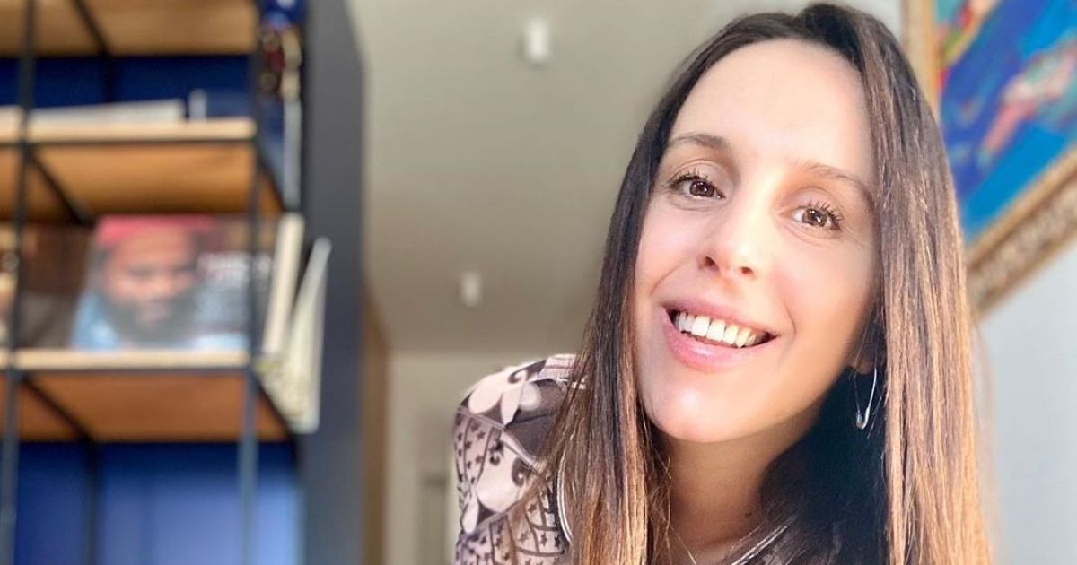 Вагітна Джамала без макіяжу у розстібнутих штанах позувала на підлозі
