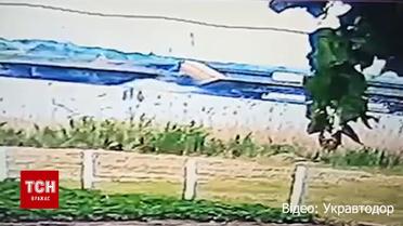 Укравтодор обнародовал видео момента обрушения моста с фурой