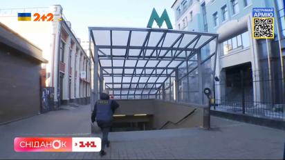 Свободные пути в бомбоубежища: как в Киеве расчищают дорогу к метро