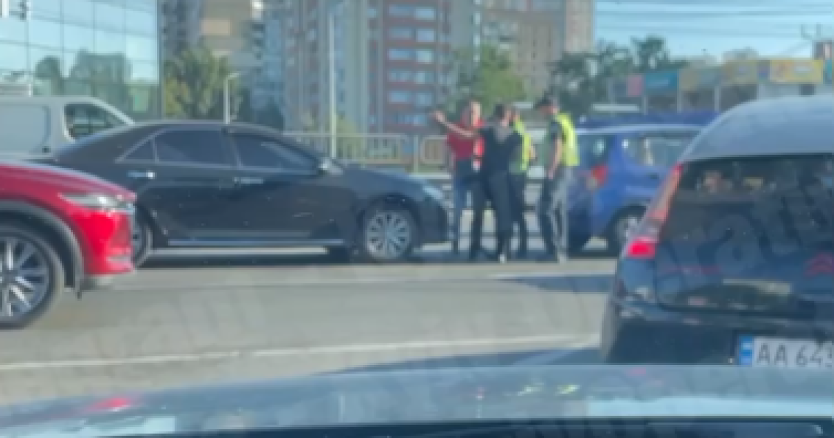 У Києві у ДТП потрапили чотири автівки: відео