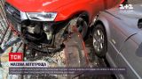 Новини України: в Одесі легковик на шаленій швидкості розтрощив 3 автівки і влетів у зупинку