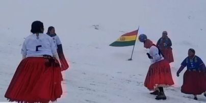 На висоті 6 тисяч метрів: у Болівії жінки влаштували футбольний матч на засніженій вершині гори