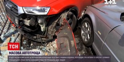 Новини України: в Одесі легковик на шаленій швидкості розтрощив 3 автівки і влетів у зупинку