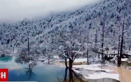 Зима посреди осени: неожиданный холод и снег заскочил сотни туристов в китайской провинции Сычуань