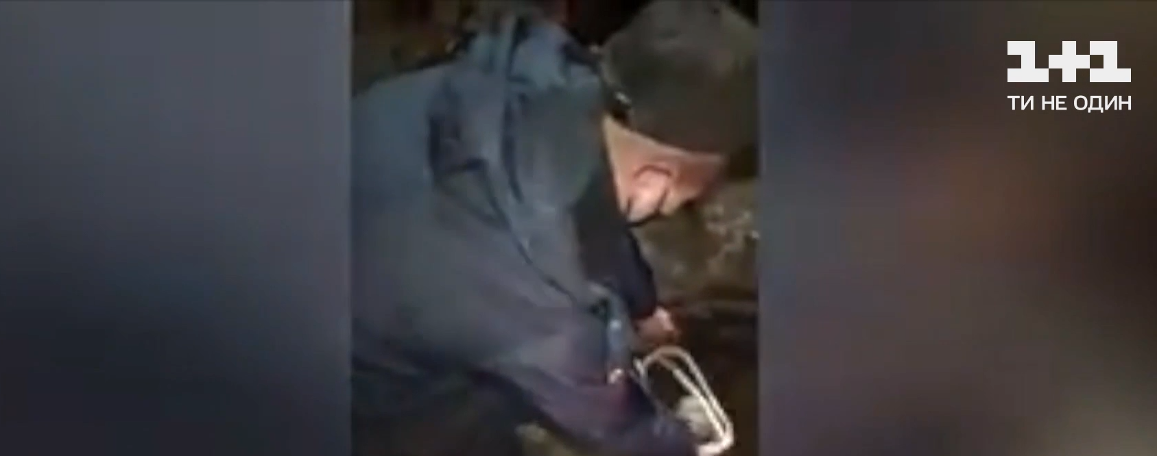 Почули жалібне скиглення: в Одеській області врятували пса, що тонув у колодязі (відео)
