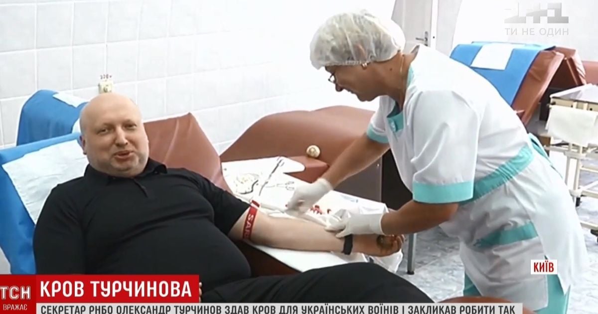 Турчинов призвал депутатов и чиновников сдавать кровь для военных